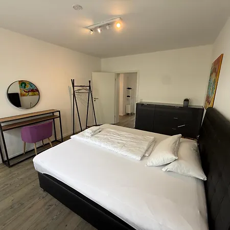 Business-apartment Mit 3 Schlafzimmern Und Parkplatz - 5 Im 1 Og Daire Neuss