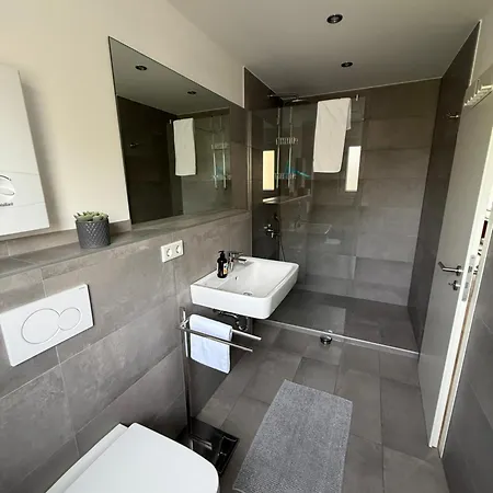 Business-apartment Mit 3 Schlafzimmern Und Parkplatz - 5 Im 1 Og Apartamento