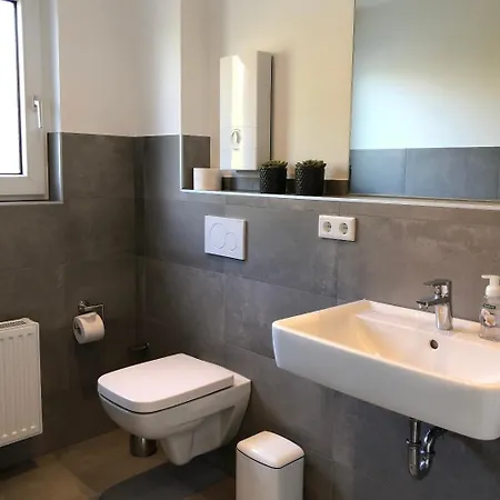 Business-apartment Mit 3 Schlafzimmern Und Parkplatz - 5 Im 1 Og Daire Neuss